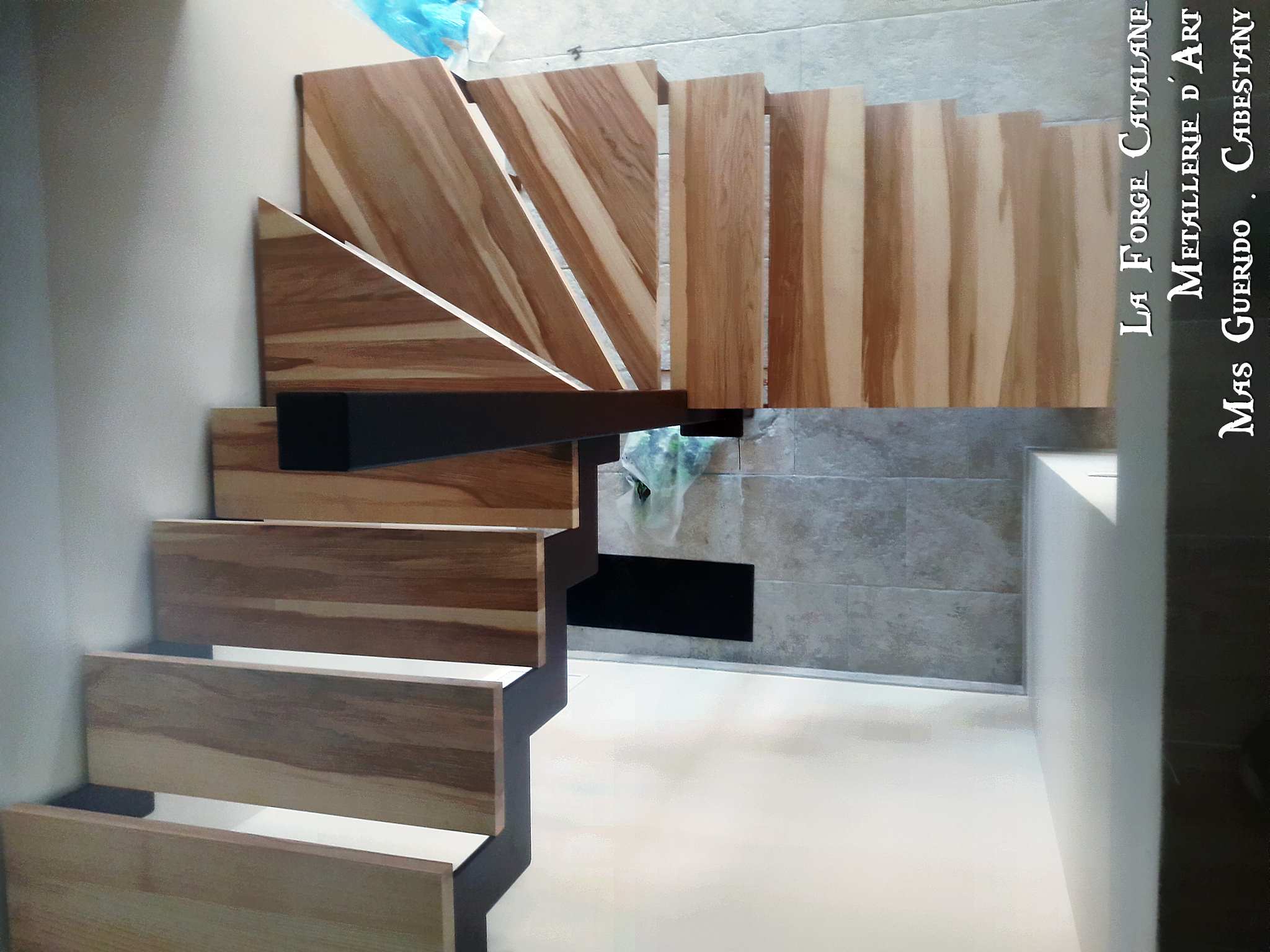 escalier double limon cremaillere marches bois frene olivier forge catalane 2.jpg